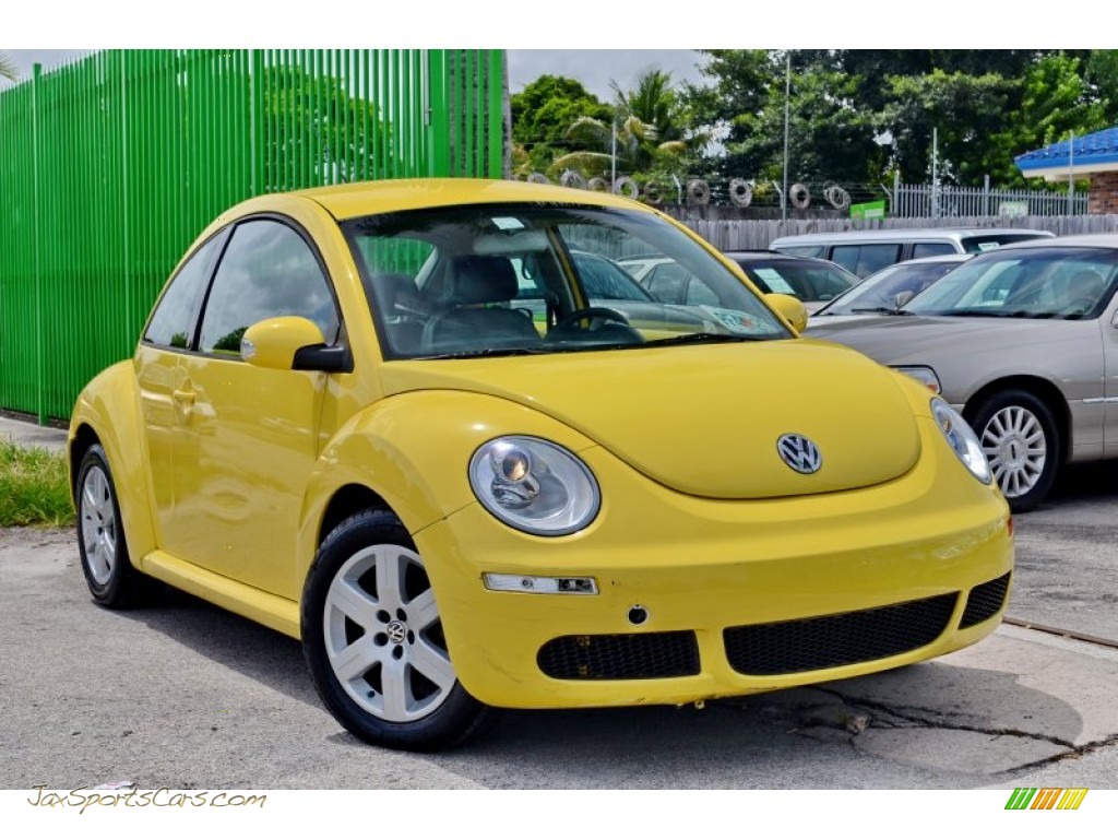 Sunflower Yellow / Black Volkswagen New Beetle 2.5 Coupe
