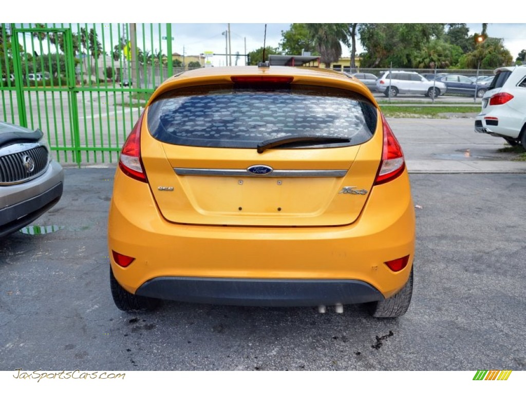 2011 Fiesta SES Hatchback - Yellow Blaze Metallic Tri-Coat / Plum/Charcoal Black Leather photo #27