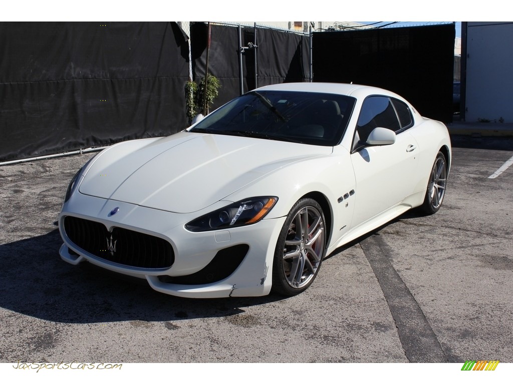 Bianco Birdcage (Pearl White) / Sabbia Maserati GranTurismo MC Coupe