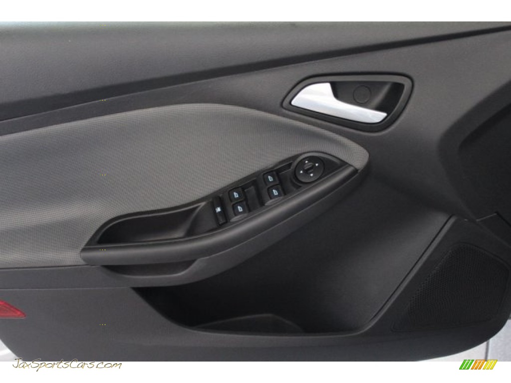 2014 Focus SE Sedan - Ingot Silver / Charcoal Black photo #12
