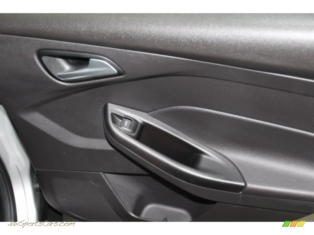 2014 Focus SE Sedan - Ingot Silver / Charcoal Black photo #29
