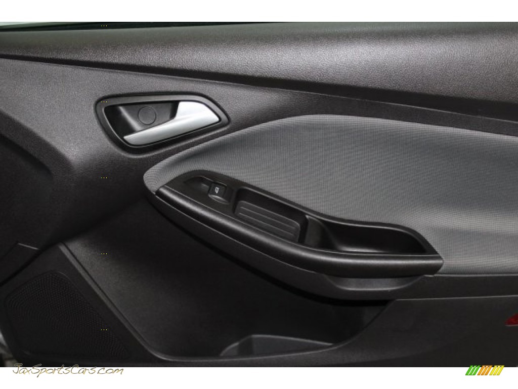 2014 Focus SE Sedan - Ingot Silver / Charcoal Black photo #31