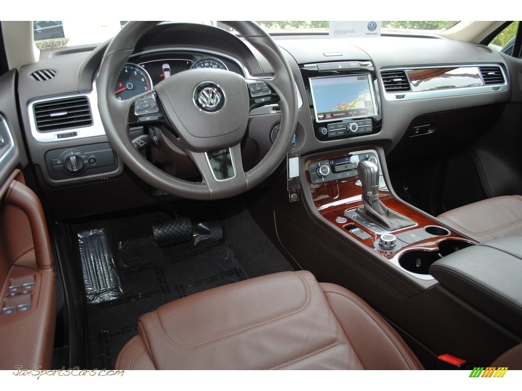 2014 Touareg V6 Lux 4Motion - Black / Saddle Brown photo #14