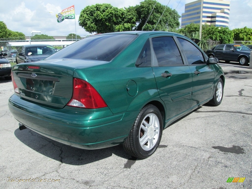 2002 Focus SE Sedan - Grabber Green Metallic / Medium Graphite photo #9