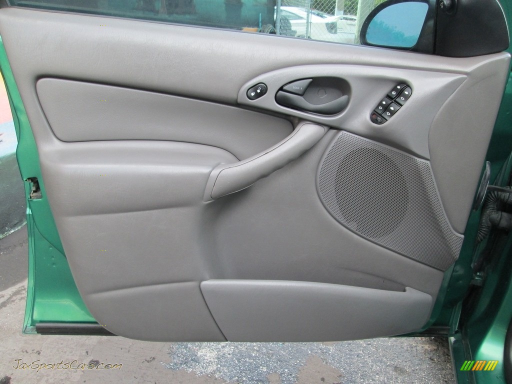 2002 Focus SE Sedan - Grabber Green Metallic / Medium Graphite photo #10