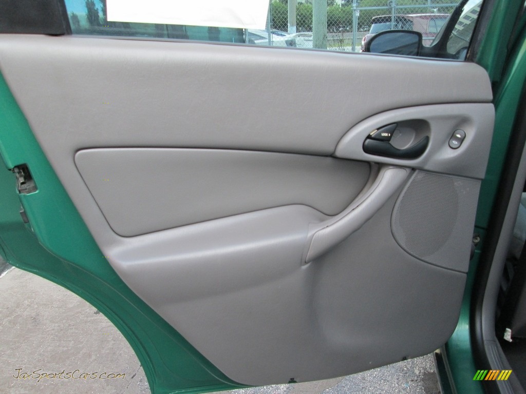 2002 Focus SE Sedan - Grabber Green Metallic / Medium Graphite photo #13