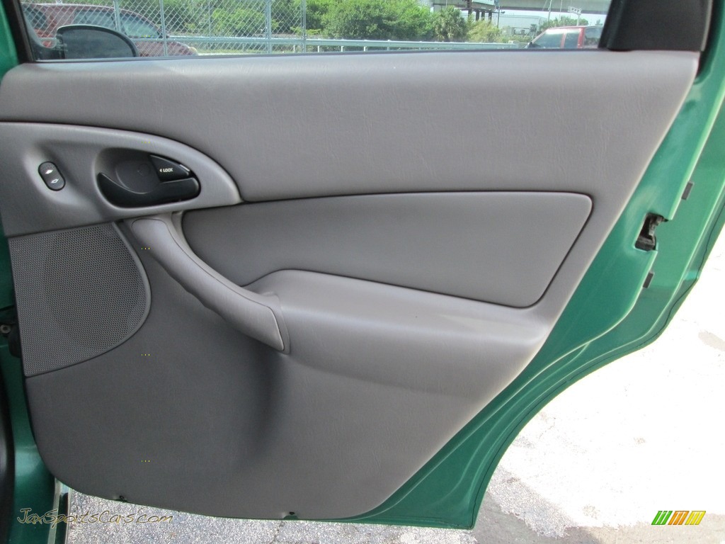 2002 Focus SE Sedan - Grabber Green Metallic / Medium Graphite photo #15