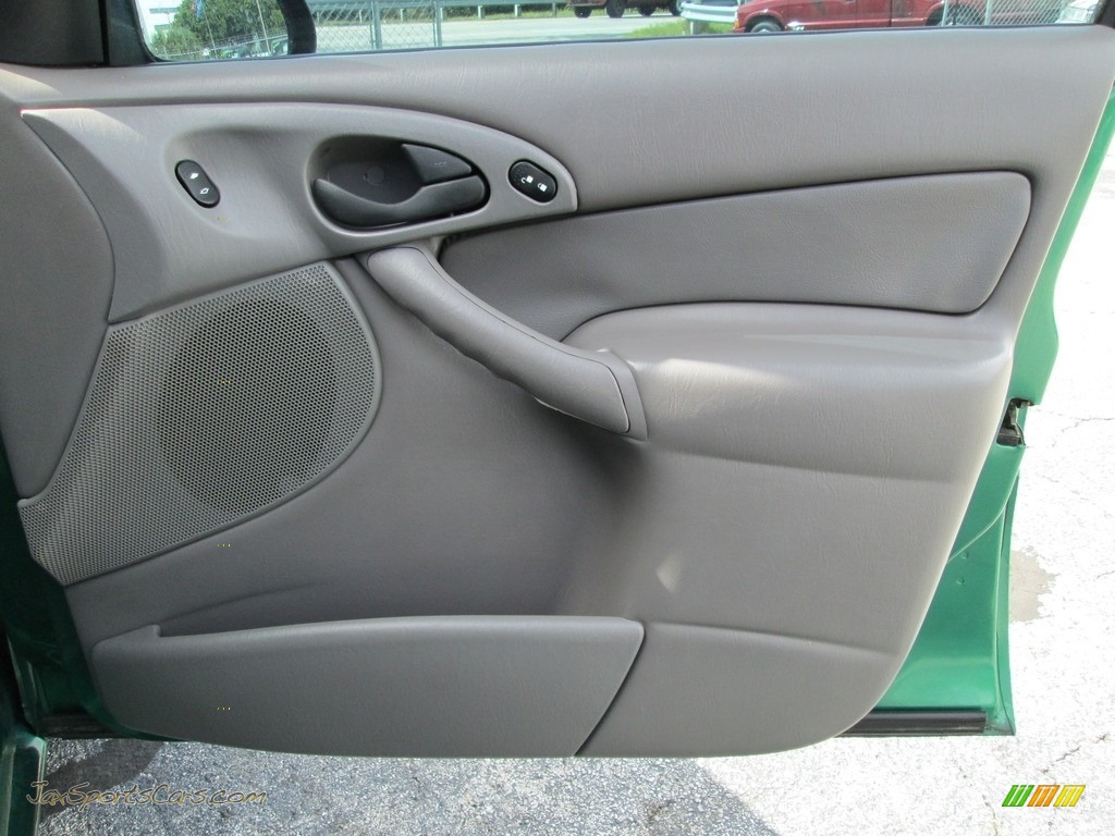 2002 Focus SE Sedan - Grabber Green Metallic / Medium Graphite photo #17