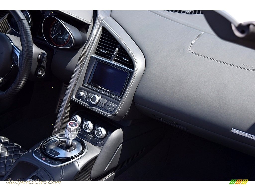 2014 R8 Spyder V10 - Daytona Gray Pearl / Black photo #39