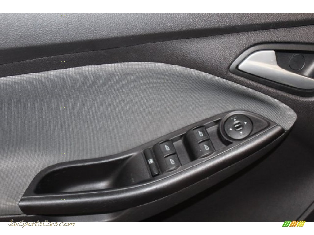 2014 Focus SE Hatchback - Tuxedo Black / Charcoal Black photo #9