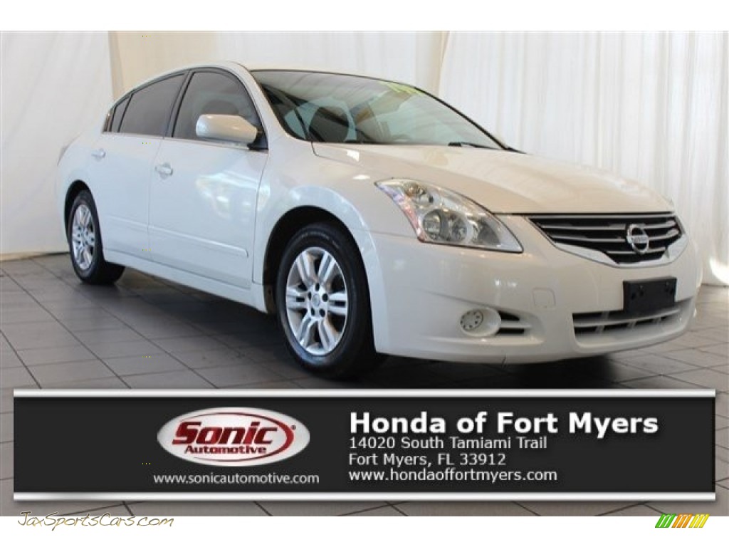 Winter Frost White / Charcoal Nissan Altima 2.5 S