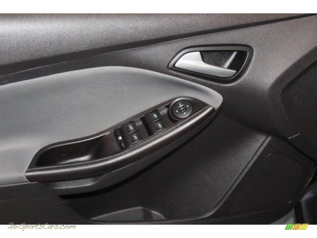 2014 Focus SE Sedan - Sterling Gray / Charcoal Black photo #9