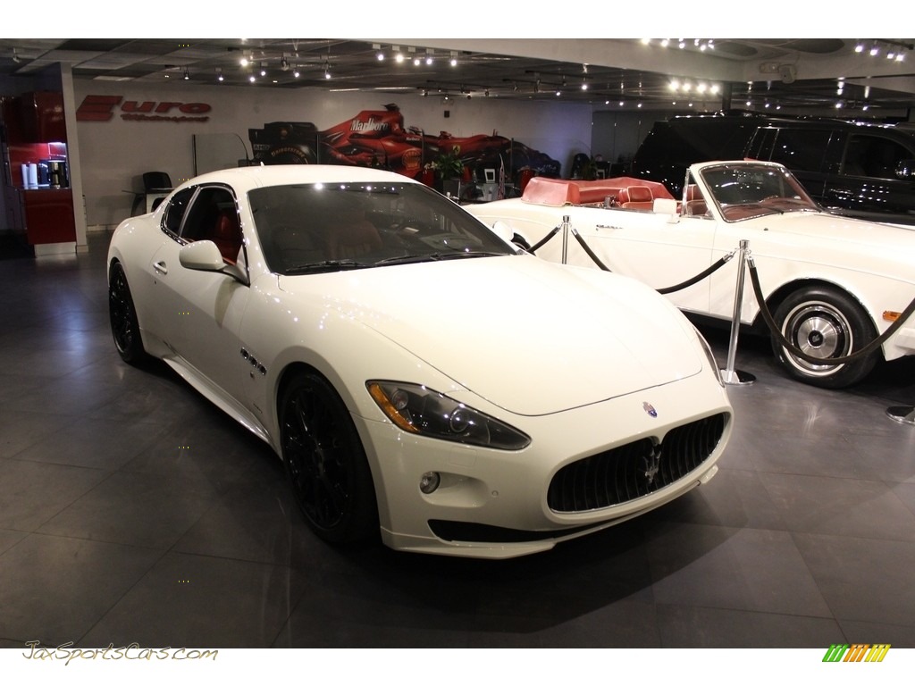 Bianco Eldorado (White) / Rosso Corallo Maserati GranTurismo S Automatic