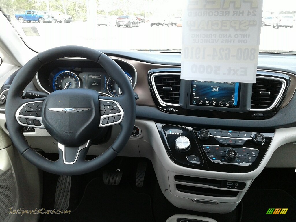 2018 Pacifica Touring L - Jazz Blue Pearl / Black/Alloy photo #13