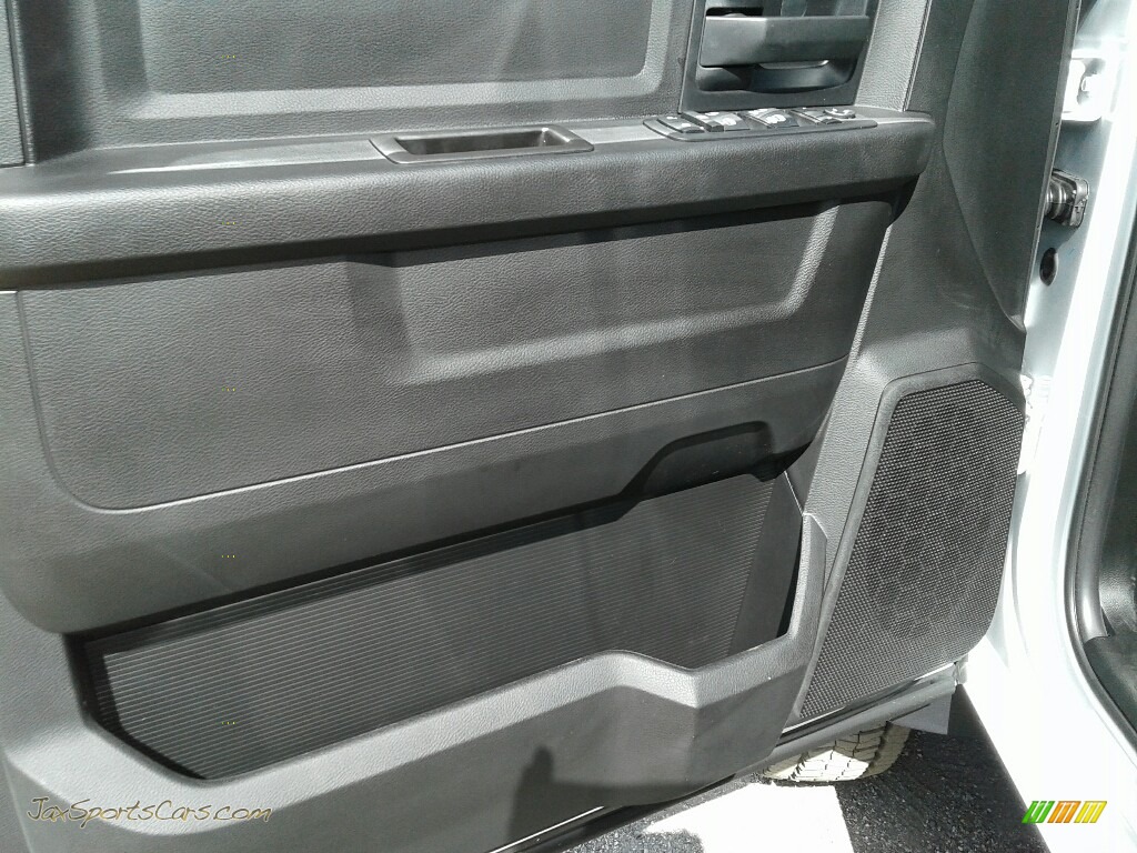 2018 4500 Tradesman Crew Cab 4x4 Chassis - Bright White / Black/Diesel Gray photo #17