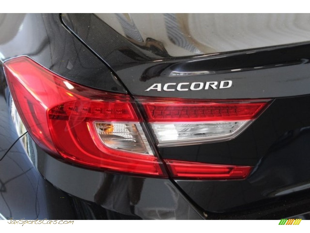 2018 Accord Touring Sedan - Crystal Black Pearl / Ivory photo #8