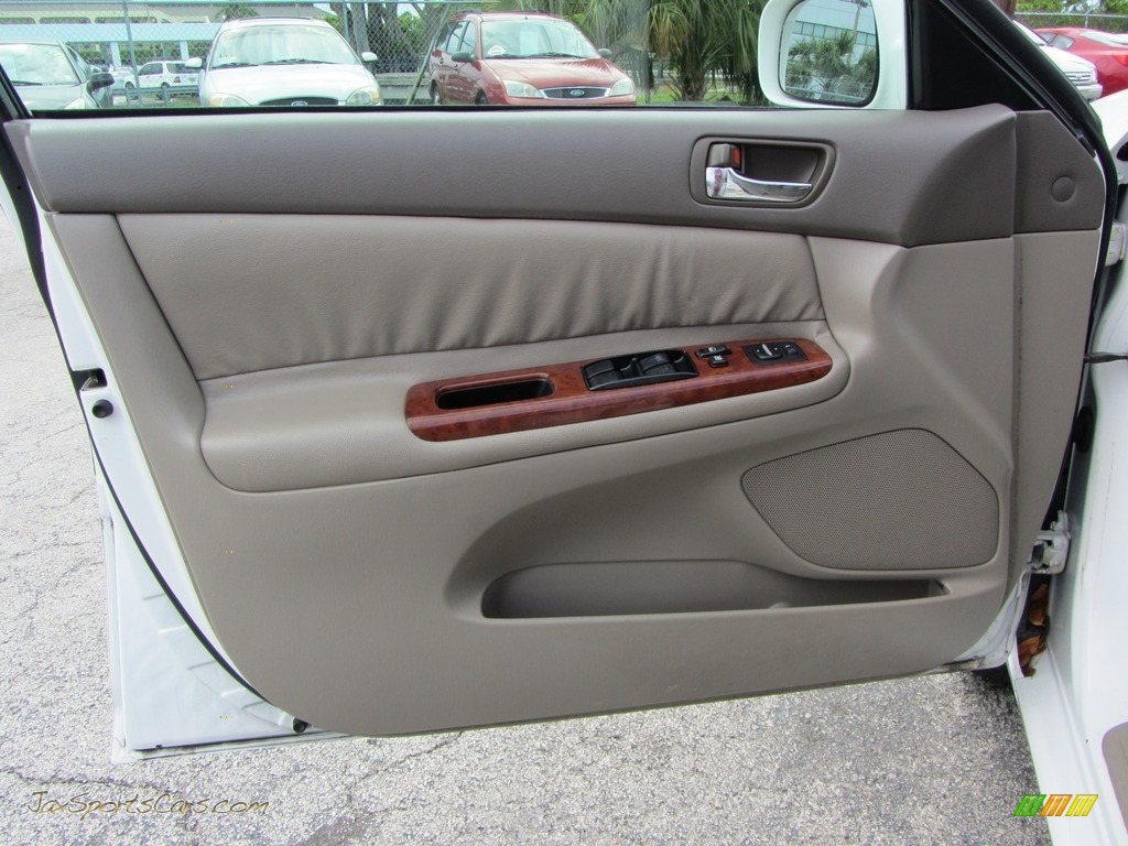 2003 Camry XLE - Super White / Taupe photo #9
