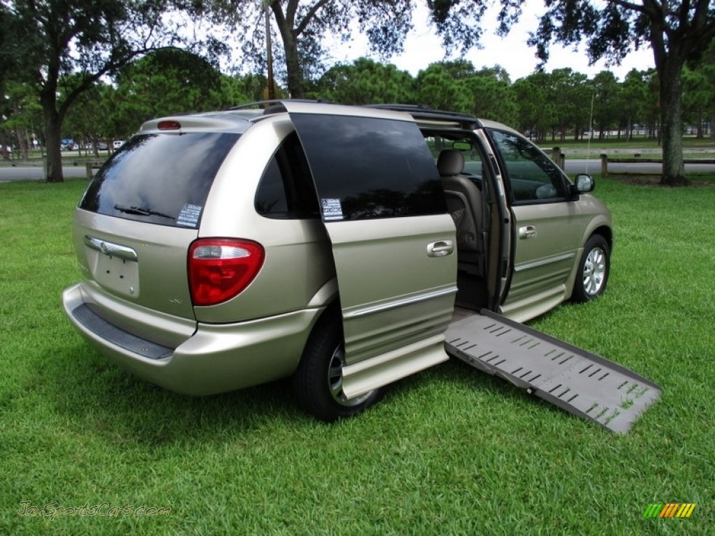 2003 Town & Country LXi - Light Almond Pearl / Taupe photo #5