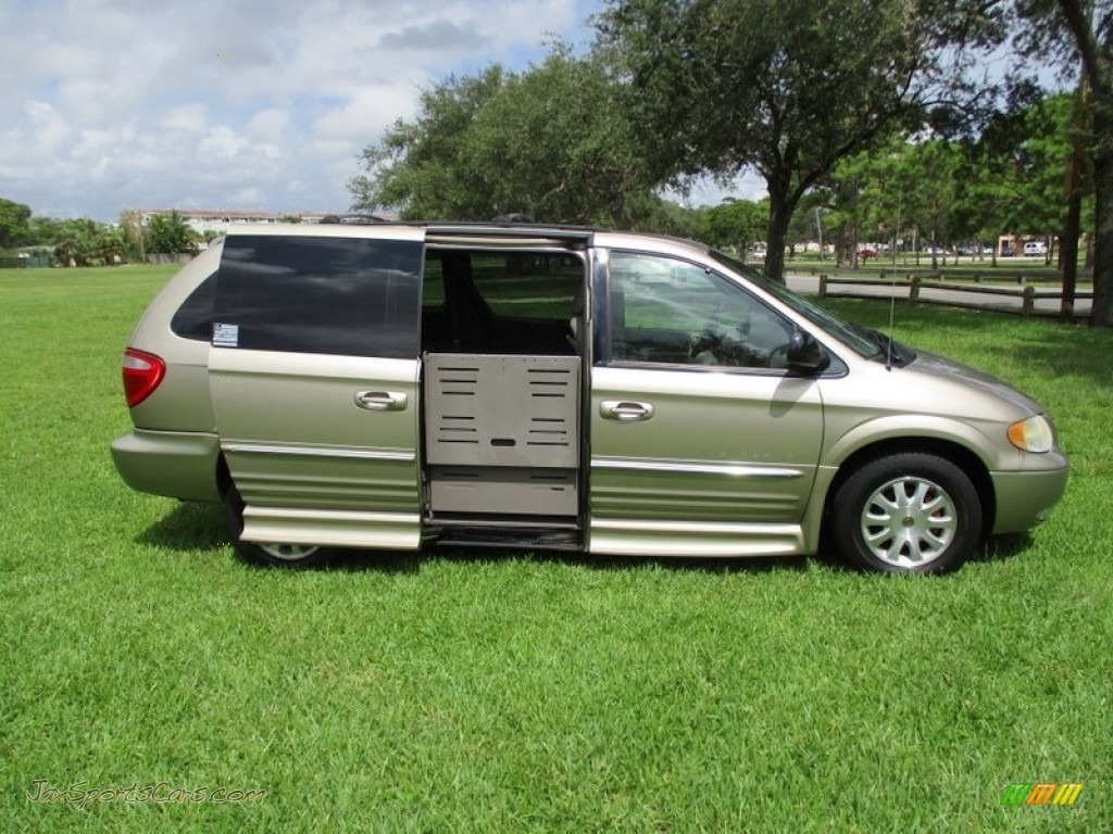 2003 Town & Country LXi - Light Almond Pearl / Taupe photo #37