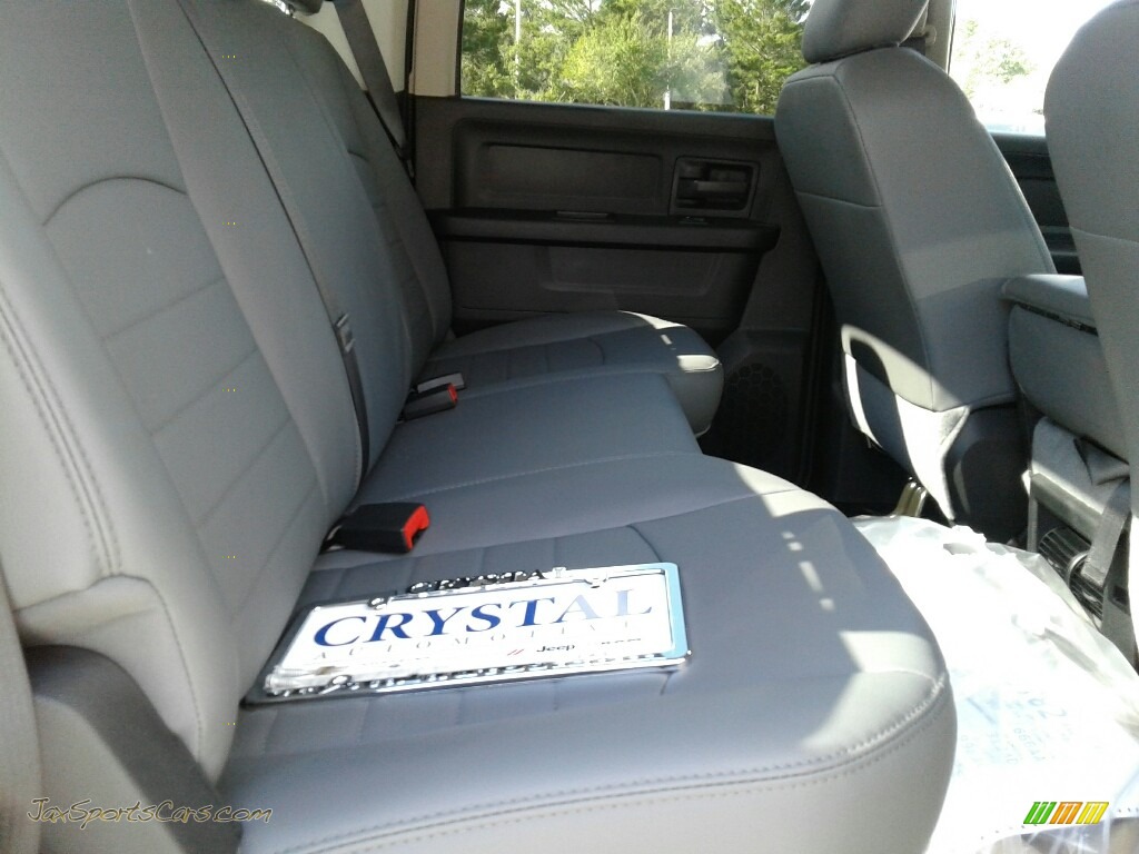 2018 3500 Tradesman Crew Cab 4x4 Chassis - Brilliant Black Crystal Pearl / Black/Diesel Gray photo #11