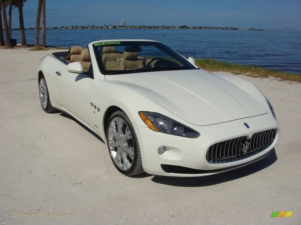 Bianco Eldorado (White) / Sabbia Maserati GranTurismo Convertible GranCabrio