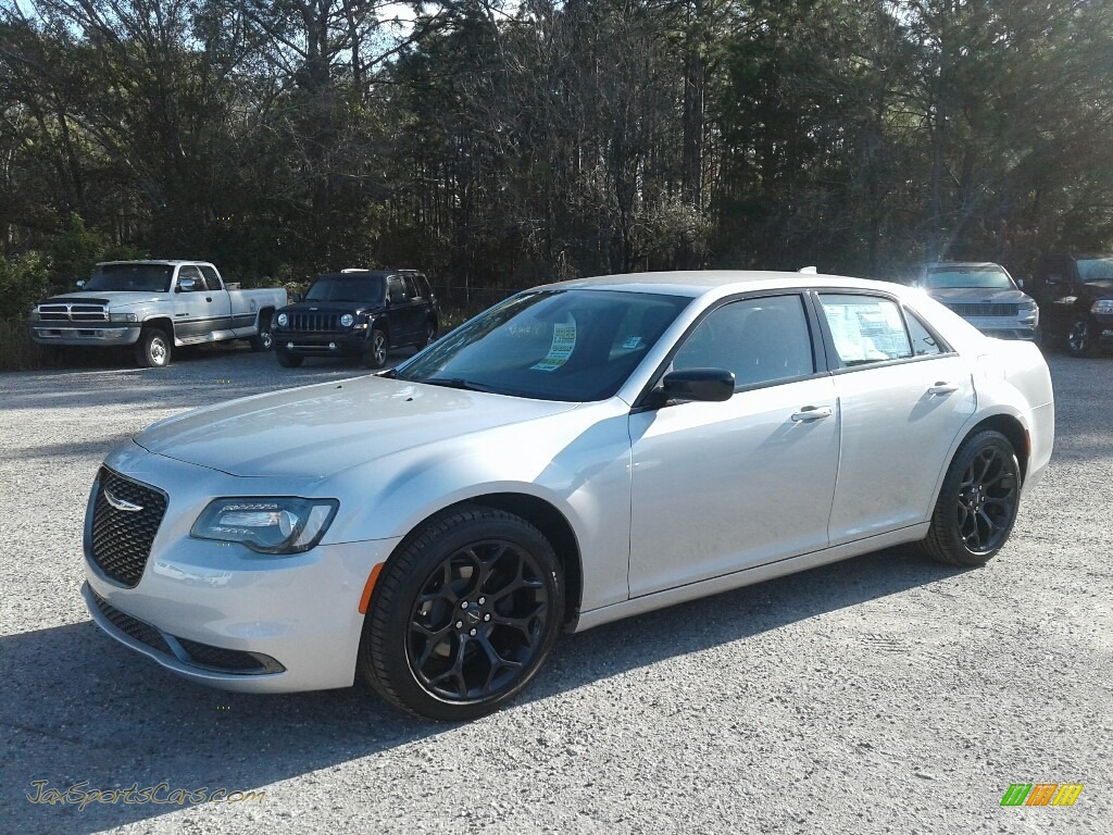 Silver Mist / Black Chrysler 300 Touring