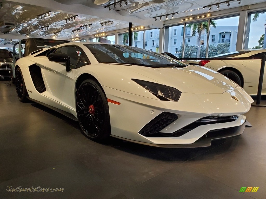 Bianco Isis / Nero Ade Lamborghini Aventador S