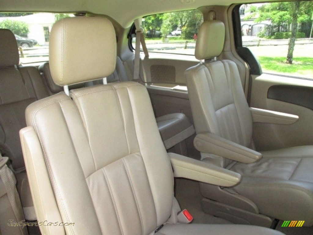2014 Town & Country Touring - Brilliant Black Crystal Pearl / Dark Frost Beige/Medium Frost Beige photo #10