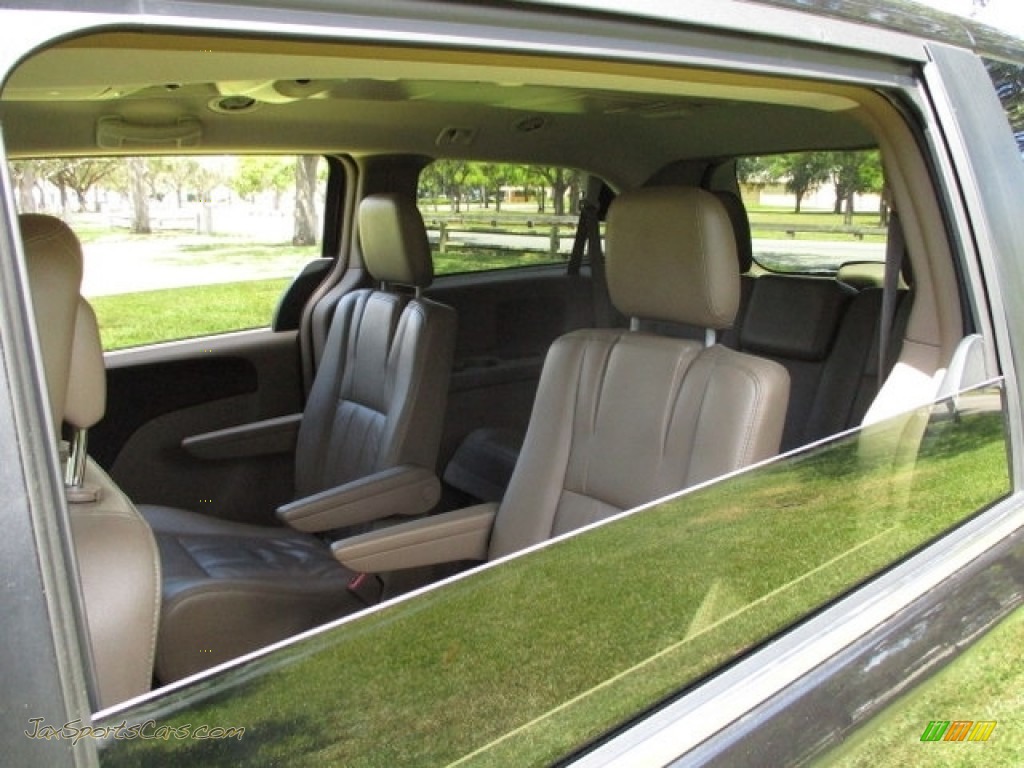 2014 Town & Country Touring - Brilliant Black Crystal Pearl / Dark Frost Beige/Medium Frost Beige photo #13