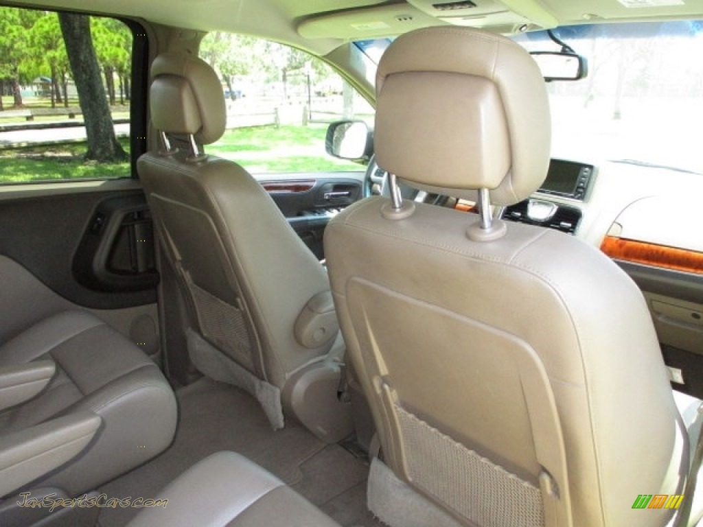 2014 Town & Country Touring - Brilliant Black Crystal Pearl / Dark Frost Beige/Medium Frost Beige photo #14