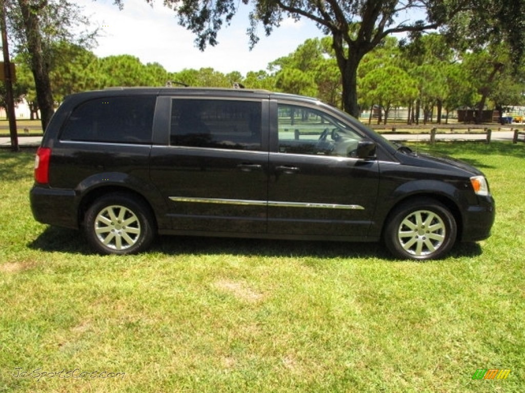 2014 Town & Country Touring - Brilliant Black Crystal Pearl / Dark Frost Beige/Medium Frost Beige photo #26