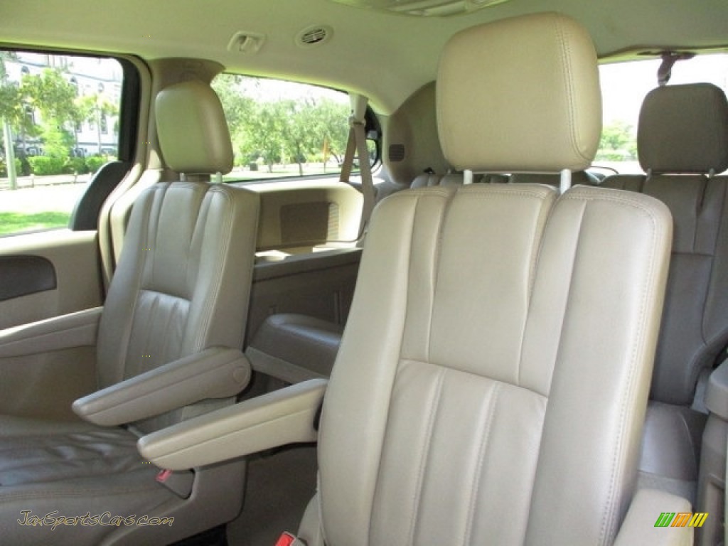 2014 Town & Country Touring - Brilliant Black Crystal Pearl / Dark Frost Beige/Medium Frost Beige photo #39