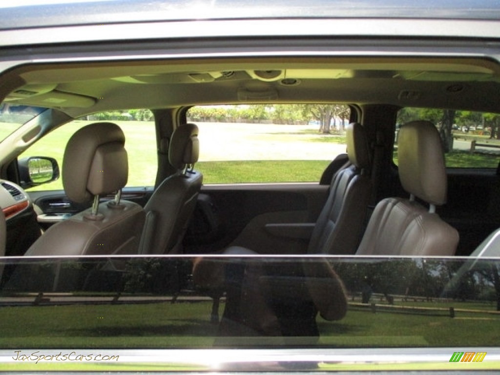 2014 Town & Country Touring - Brilliant Black Crystal Pearl / Dark Frost Beige/Medium Frost Beige photo #41