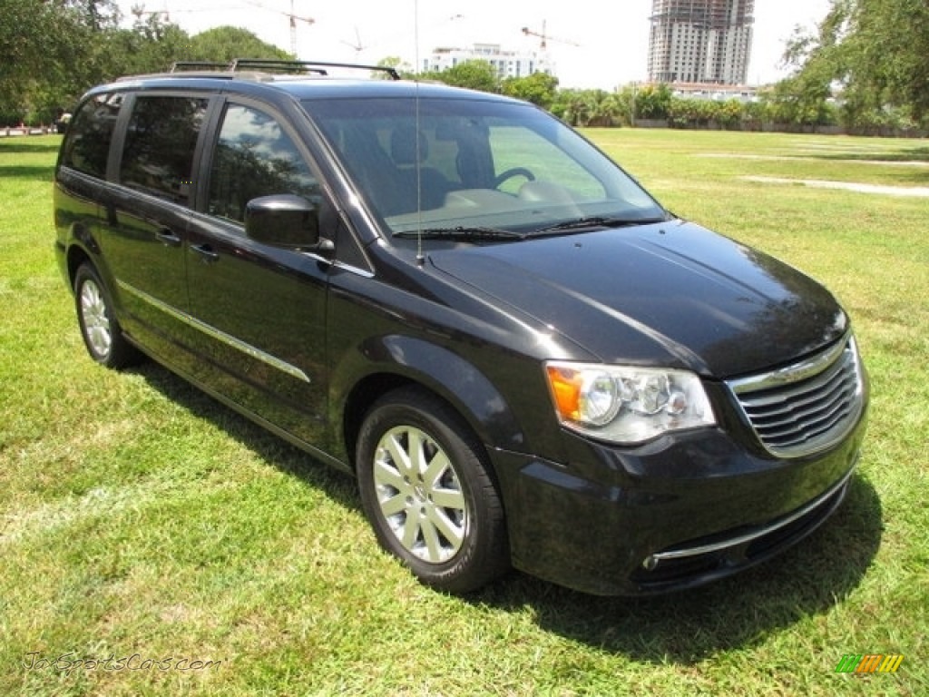 2014 Town & Country Touring - Brilliant Black Crystal Pearl / Dark Frost Beige/Medium Frost Beige photo #60