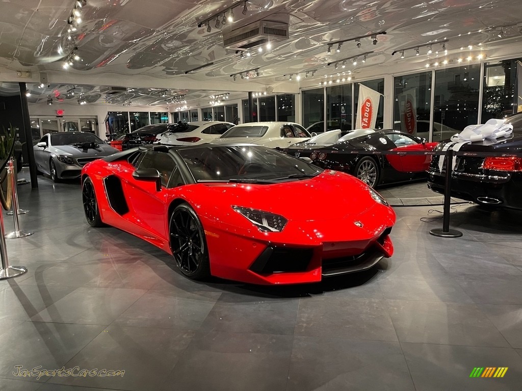 Rosso (Red) / Nero/Rosso Lamborghini Aventador LP 700-4