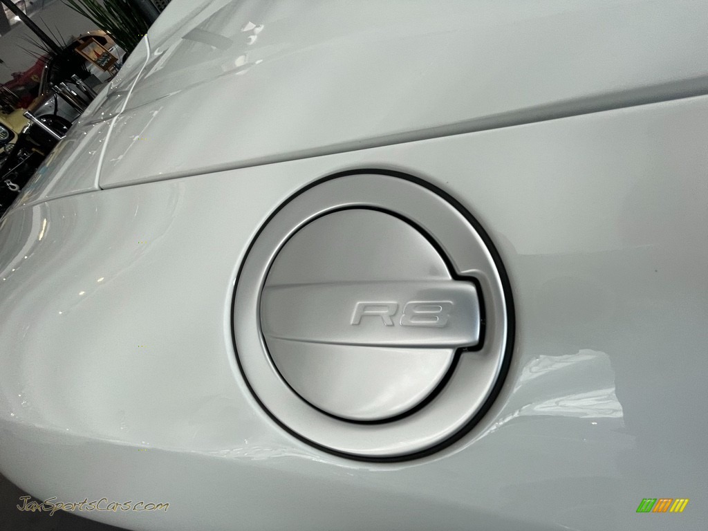 2014 R8 Spyder V8 - Ibis White / Lunar Silver photo #22