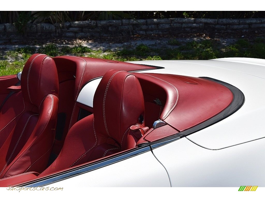 2012 V8 Vantage Roadster - Stratus White / Chancellor Red photo #32