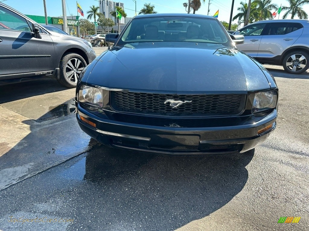 2005 Mustang V6 Deluxe Coupe - Black / Dark Charcoal photo #11