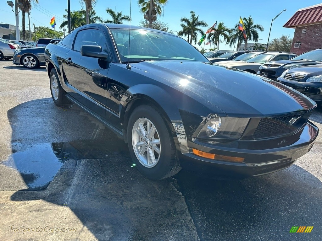 2005 Mustang V6 Deluxe Coupe - Black / Dark Charcoal photo #12