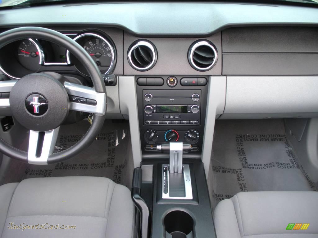 2008 Mustang V6 Deluxe Convertible - Vapor Silver Metallic / Light Graphite photo #22