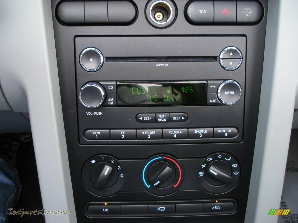 2008 Mustang V6 Deluxe Convertible - Vapor Silver Metallic / Light Graphite photo #26