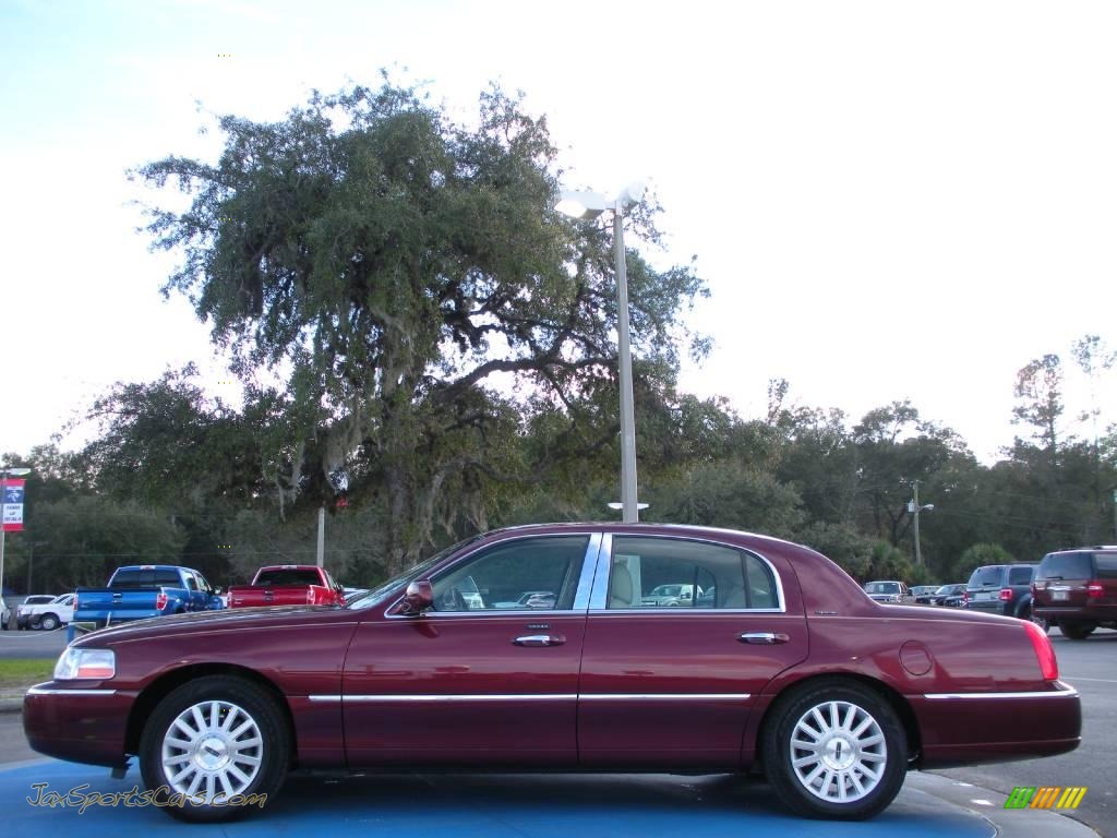 2003 Town Car Signature - Autumn Red Metallic / Medium Dark Parchment/Light Parchment photo #2