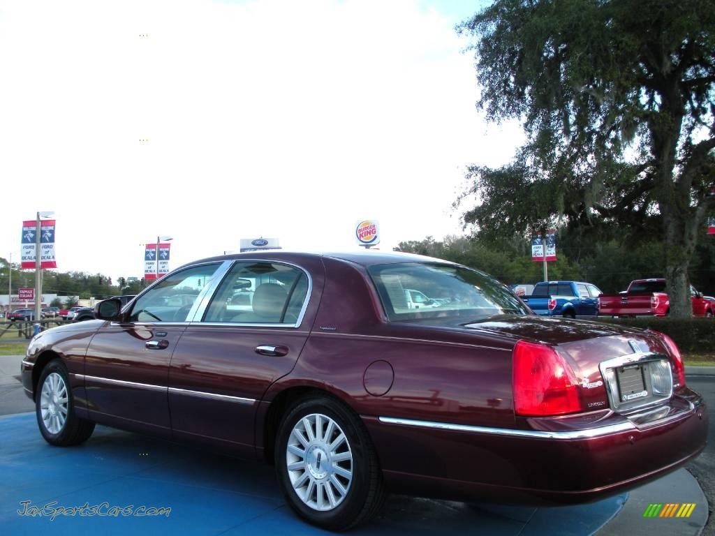 2003 Town Car Signature - Autumn Red Metallic / Medium Dark Parchment/Light Parchment photo #3
