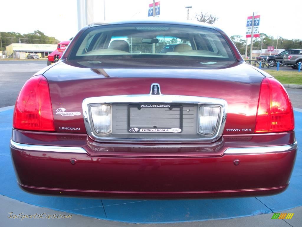 2003 Town Car Signature - Autumn Red Metallic / Medium Dark Parchment/Light Parchment photo #4