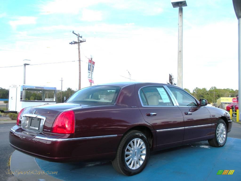 2003 Town Car Signature - Autumn Red Metallic / Medium Dark Parchment/Light Parchment photo #5