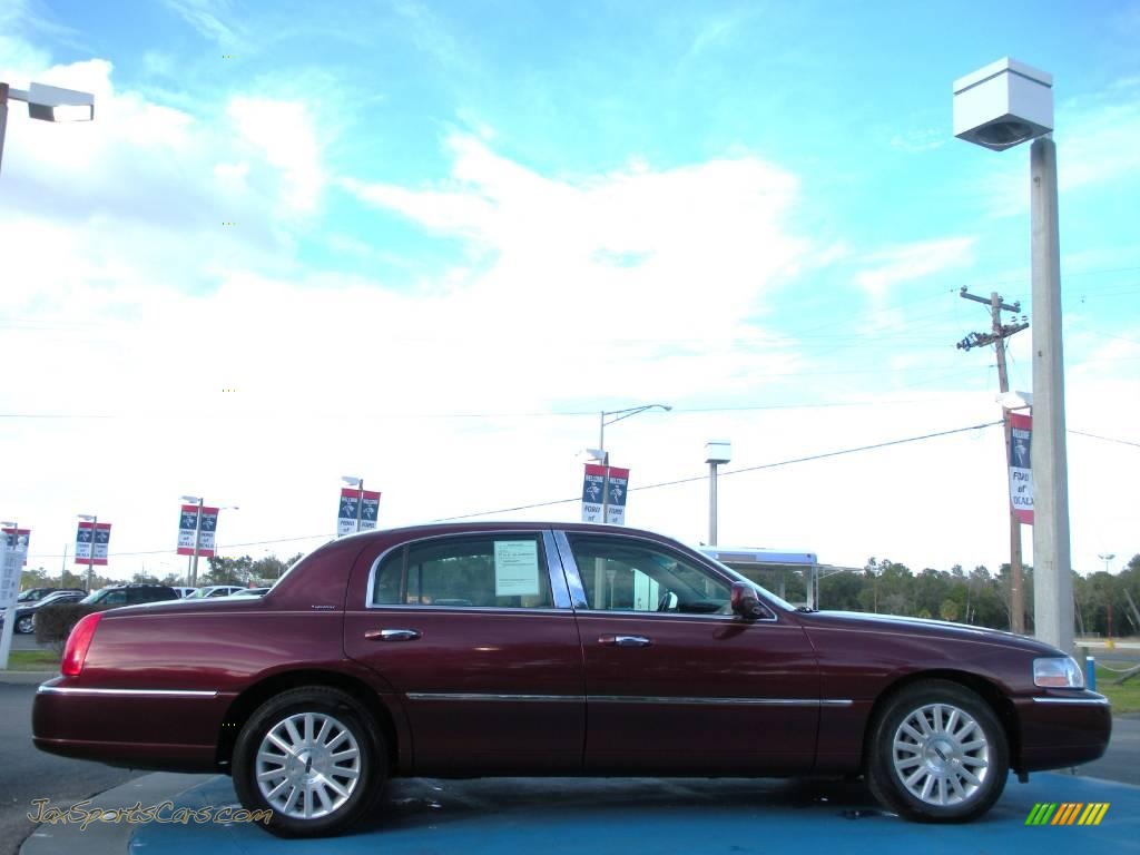 2003 Town Car Signature - Autumn Red Metallic / Medium Dark Parchment/Light Parchment photo #6