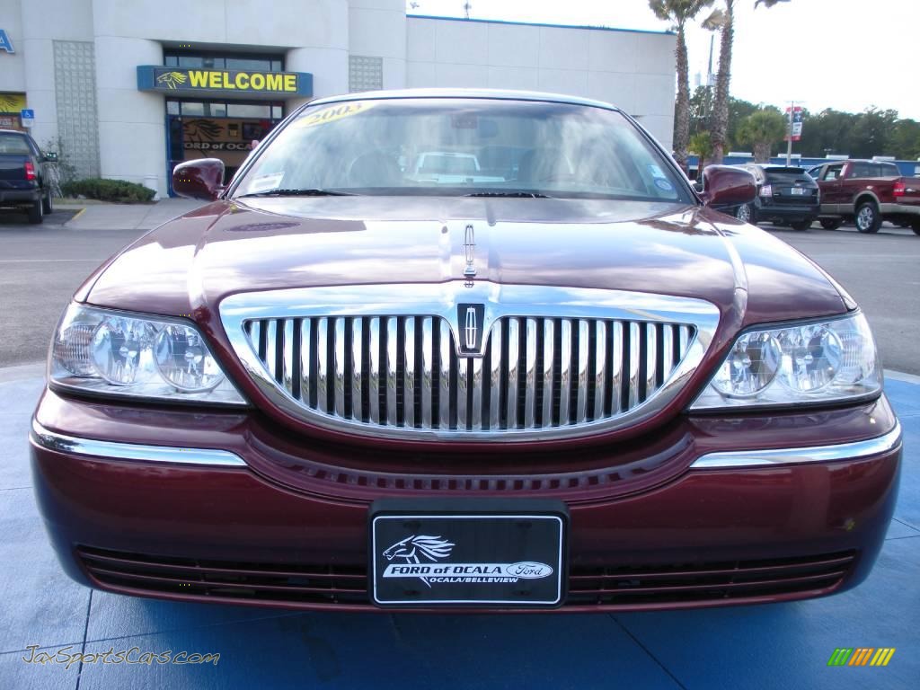 2003 Town Car Signature - Autumn Red Metallic / Medium Dark Parchment/Light Parchment photo #8
