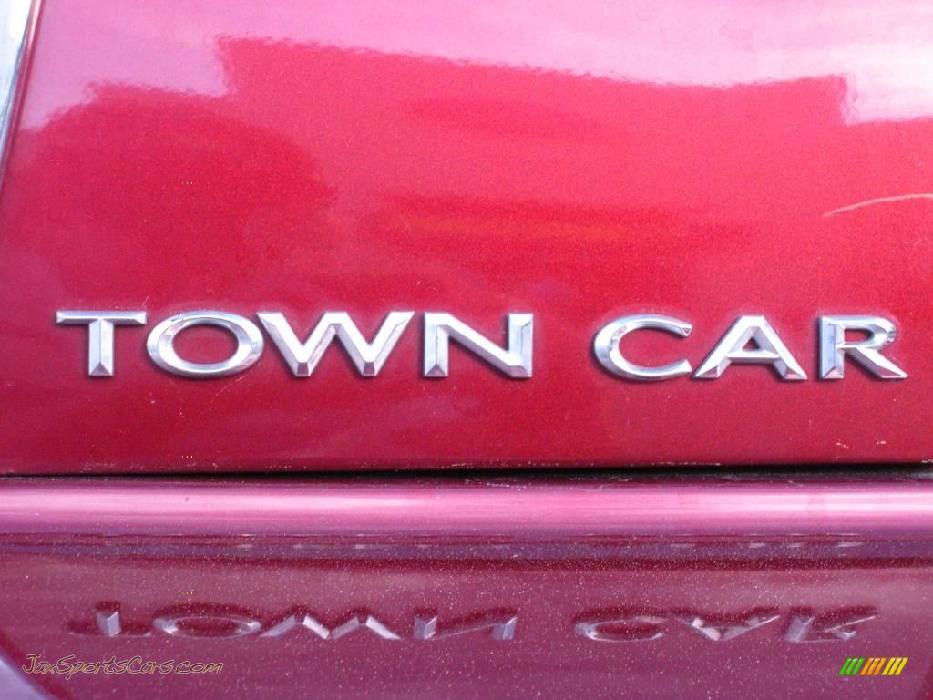 2003 Town Car Signature - Autumn Red Metallic / Medium Dark Parchment/Light Parchment photo #10