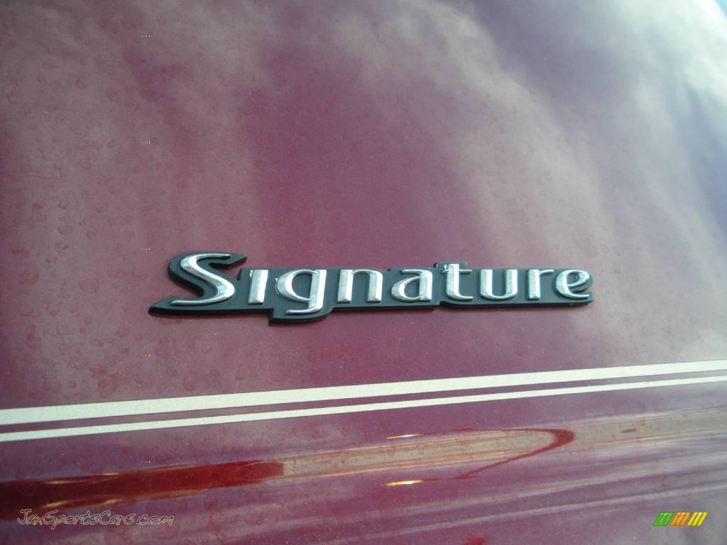 2003 Town Car Signature - Autumn Red Metallic / Medium Dark Parchment/Light Parchment photo #11