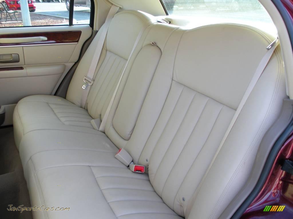 2003 Town Car Signature - Autumn Red Metallic / Medium Dark Parchment/Light Parchment photo #16